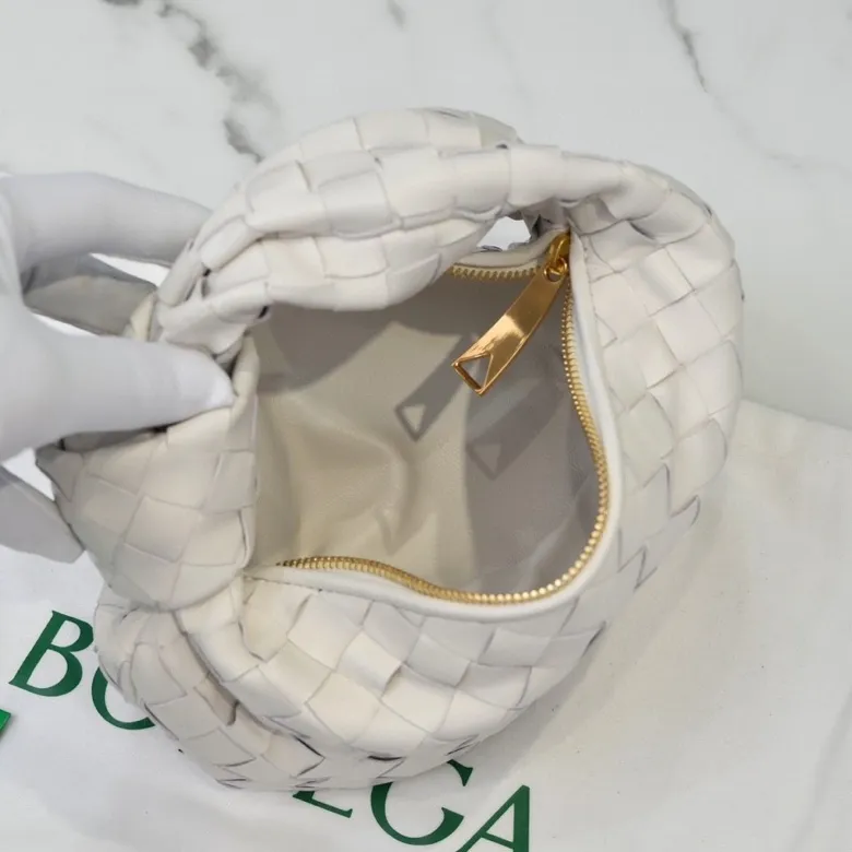 Batch 1120 BV Bottega Veneta's new early spring women's MINI JODIE handbag BV bag 🔥The new method is based on the original rounded corners, knotted with classic woven leather round hobo bag, The most iconic triangular pull-out design, using sheepskin draped soft shape, is super suitable for concave shapes~ Jodie feels really gentle to people, and is definitely the best item for daily matching. It has the same weave, new elements and twists, is compact and versatile, and is the new favorite of street style Internet celebrities! Dimensions: 23x28x8 Model: 6699-1